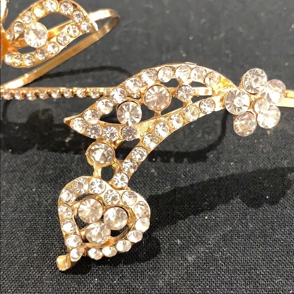 Gold tone Crystal finger bracelet - Picture 2 of 8